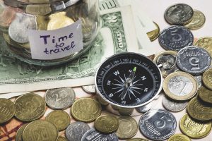 fond-voyage-avec-de-l-argent-et-une-boussole