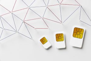 Carte eSIM : c’est quoi, comment ça marche, et quand l’utiliser ? vue-de-dessus-de-trois-cartes-sim-avec-reseau-de-communication-internet